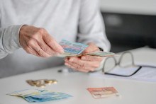 O dávku v hmotnej núdzi treba požiadať. FOTO: Shutterstock