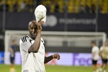 Na snímke tréner Slovana Yaya Touré pozdravuje fanúšikov po víťazstve po odvetnom stretnutí play off Ligy majstrov vo futbale NK Celje - ŠK Slovan Bratislava v slovinskom Celje v stredu 26. augusta 2026. FOTO: TASR/Pavel Neubauer