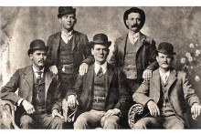 Pätica lupičov si po jednej úspešnej akcii nakúpila luxusné oblečenie a v ateliéri v texaskom meste Fort Worth nechala vyfotografovať. Snímka sa dostala do rúk detektívov a tváre zločincov potom boli zakrátko známe v celých Spojených štátoch. V prednom rade sedí zľava Harry A. Longabaugh, známy ako Sundance Kid, Ben Kilpatrick, prezývaný Vysoký Texasan, a šéf gangu Robert LeRoy Parker alias Butch Cassidy. Vzadu stoja Will Carver a Harvey Logan prezývaný Kid Curry.
