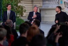 Vyslanci amerického prezidenta Jared Kushner (vľavo) a Steve Witkoff (uprostred) a ukrajinský prezident Volodymyr Zelenskyj počas tlačovej konferencie po spoločnom stretnutí v Kyjeve 6. septembra 2026. FOTO: TASR/AP