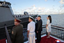 Severokórejský vodca Kim Čong-un sa v sprievode svojej dcéry Kim Ču Ae zúčastnil slávnostného uvedenia torpédoborca ​​„Kang Kon“ do prevádzky. FOTO: Reuters/KCNA