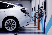 Rastúci dopyt po elektrických vozidlách mení výrobné procesy v celej EÚ, uvádza sa ďalej v správe, podľa ktorej podiel vozidiel so spaľovacím motorom na celkovej produkcii klesol medzi rokmi 2020 a 2025 z 91 percent na 72 percent. FOTO: REUTERS